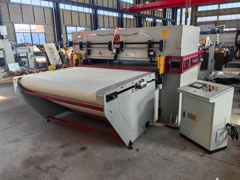 输送带式精密四柱裁断机