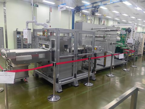 医用精密四柱皮带送裁断机